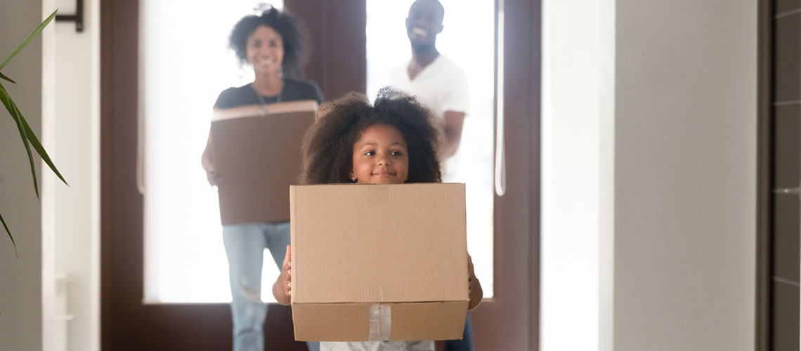 child-with-moving-boxes-1140x500 child-with-moving-boxes-1140x500