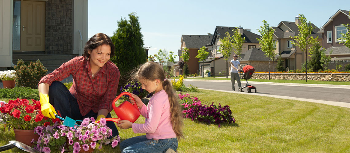 mom-and-daughter-planting-flowers-1140x500 mom-and-daughter-planting-flowers-1140x500